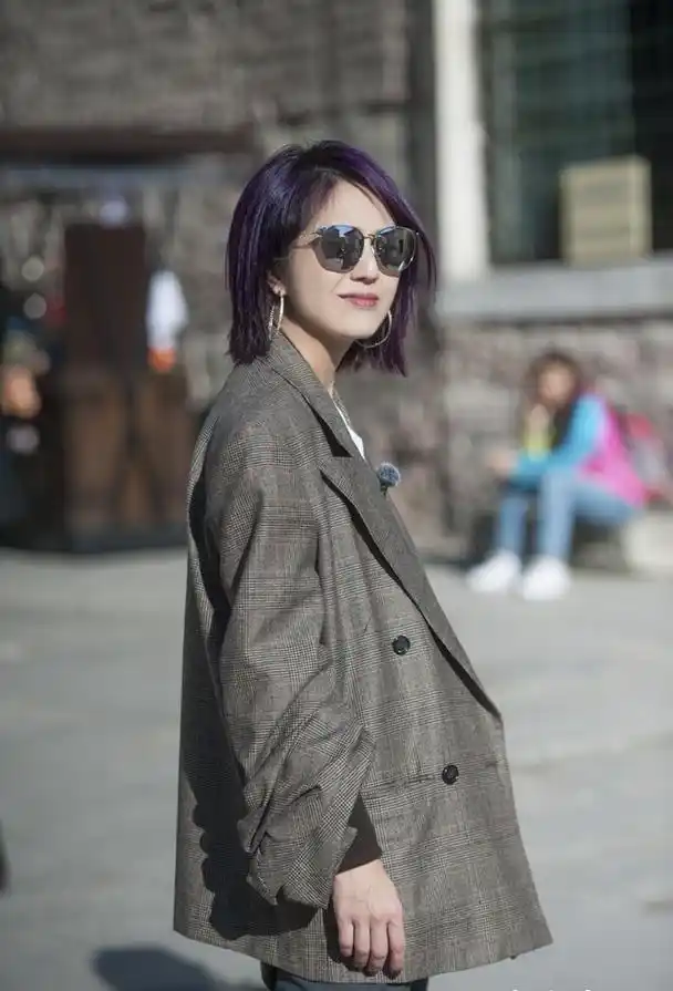 46岁杨千嬅染紫色头发,西装一穿像20岁,既年轻又时尚