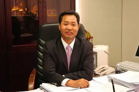 1994年,陈华和弟弟陈辉合资成立了京基公司,注册资金8888元,正式进入