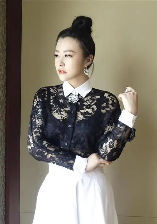 郝蕾黑色半透蕾丝衬衫搭纯白长裙,彰显知性女人的魅力,看点满满