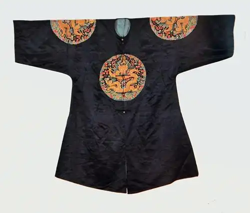 清中期 蓝色缎绣四团彩云金龙文衮服