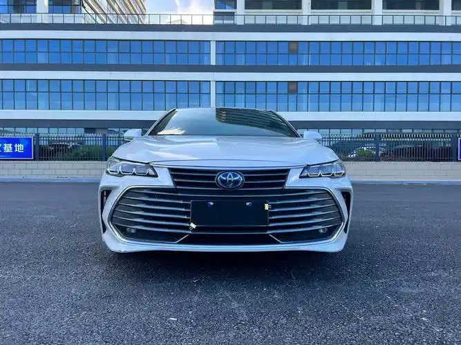 21款丰田亚洲龙25l豪华版白色