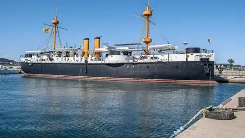 舰队率先开火并以其军舰在速度以及炮火方面的优势,从横向上越过北洋