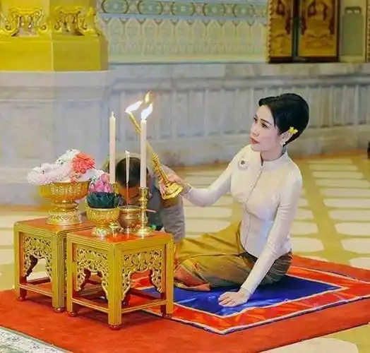 诗妮娜看着没心机雏菊胸针搭小黄花好看跪坐水泥地仍笑靥如花