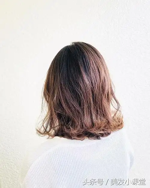 今年流行的中短发发尾烫微卷优雅又大方