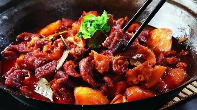 20年大厨说漏嘴,土豆炖牛腩就该这样做,5斤牛腩都不够吃