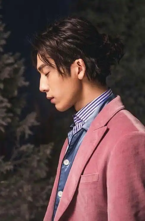井柏然一头长发,条纹衬衫外搭粉色系西装也非常的帅气,给人感觉非常的