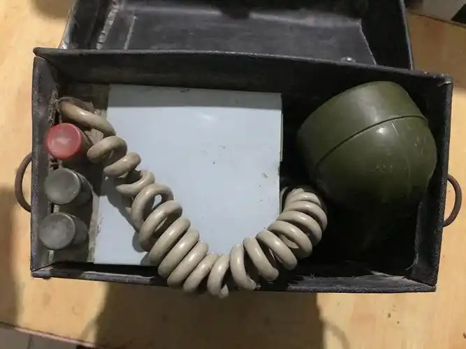六十年代的手摇军用电话机