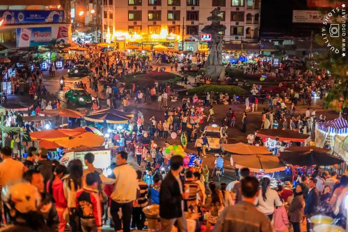 越南服务业最全的夜市,年轻的美女都在这儿,颜值一个比一个高