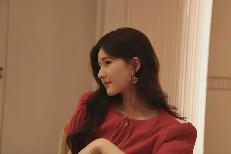 赵露思红裙造型也好美啊,与红衣适配度满分……|赵露思_新浪新闻