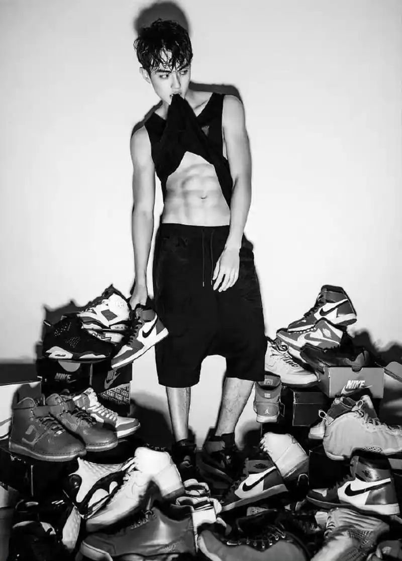 内娱男明星像许凯这样卷起来吧#许凯晒一次腹肌奖励自己两个汉堡