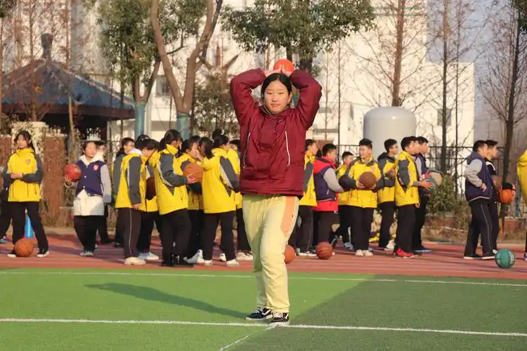 体育课上我们练习扔实心球