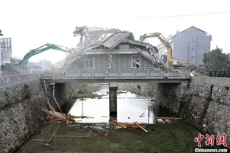 浙江温岭建在桥上最牛楼房被拆除