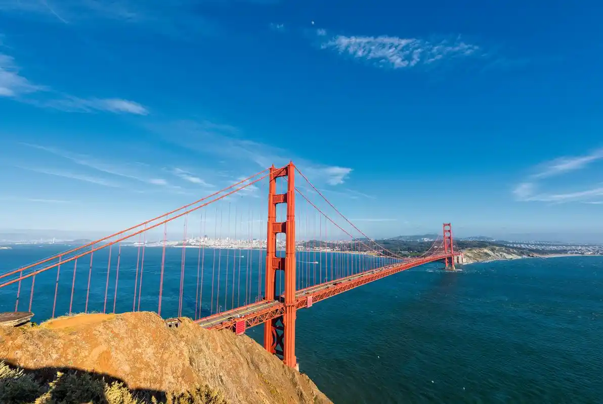 金门大桥  又称"金门海峡大桥",是美国境内连接旧金山市区和北部的