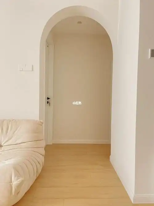 奶油色小屋一角