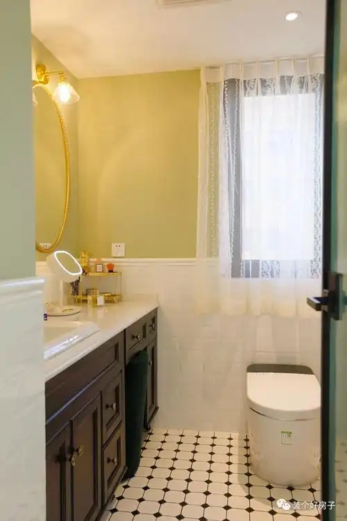 卫生间采用了纱帘,风起,若隐若现的飘逸.