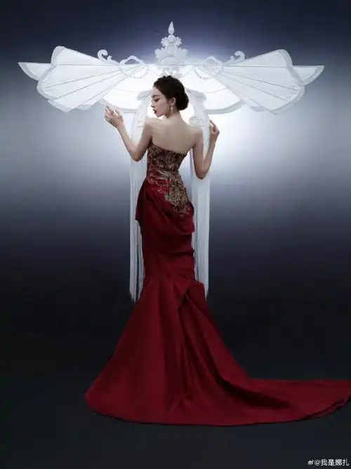 古力娜扎超话娜扎×智族gq大赏    娜扎gq红毯上身穿marchesa fall