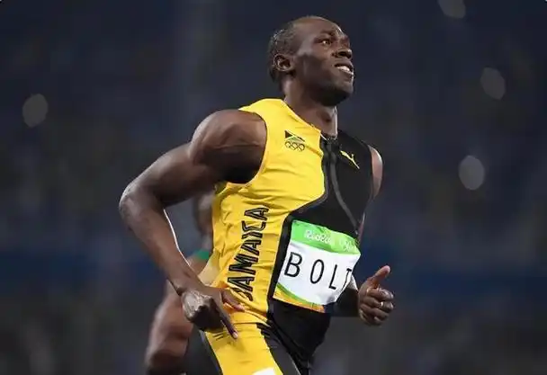 回顾百米飞人博尔特退役6年生3个孩子每年400万美元领一辈子