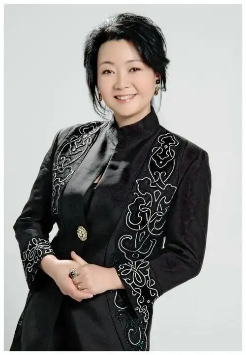 回顾郑晓宁爱慕萨日娜20年却两度娶娇妻今62岁下场太凄惨