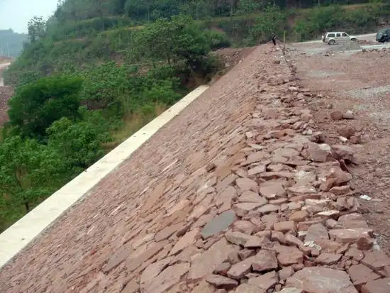 挡渣墙干砌石护坡