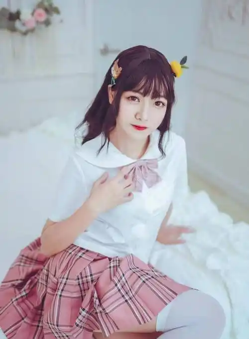 小姐姐重回少女时代,身穿校服套装搭配白色锅过膝袜,依然有青涩感