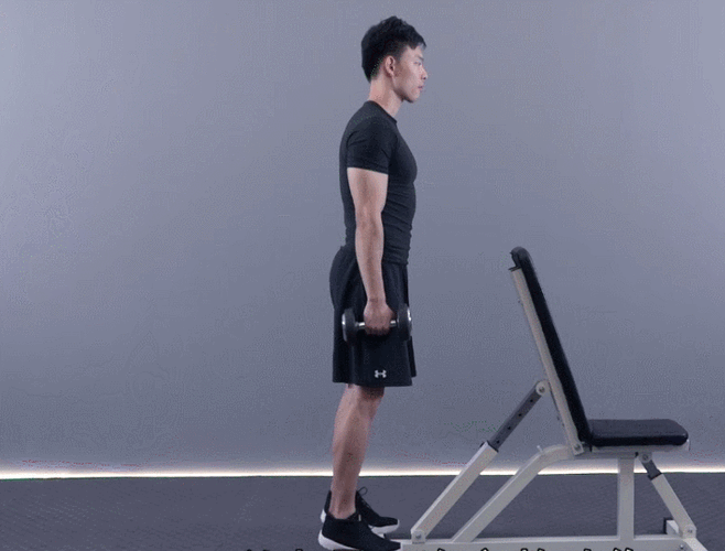 然后脚上站立的位置是脚后跟在物品上,脚尖露出,然后向后进行提踵锻炼