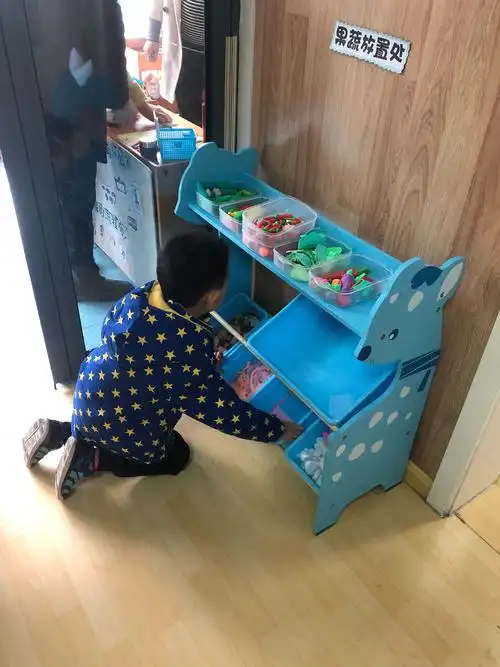 下班铃声响起,小朋友们自觉收拾各类玩具