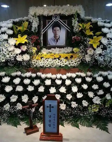 图为18日上午,安山檀园高中男教师南韵哲的葬礼现场.韩联社图片