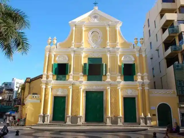 这个巴洛克式的教堂供奉玫瑰圣母,所以称为玫瑰堂.