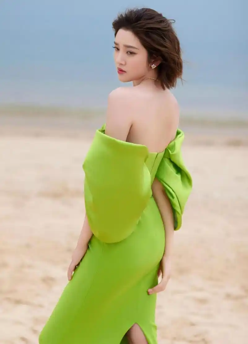 唐艺昕,一袭绿色抹胸礼裙,香肩美背,白皙如玉,优雅迷人.