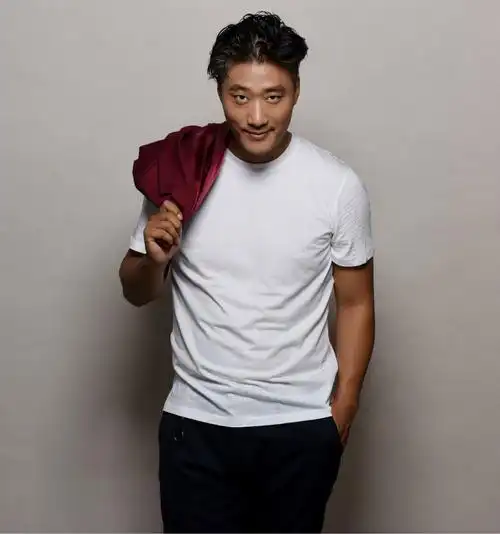 常荻曝最新写真 古铜色皮肤展型男魅力