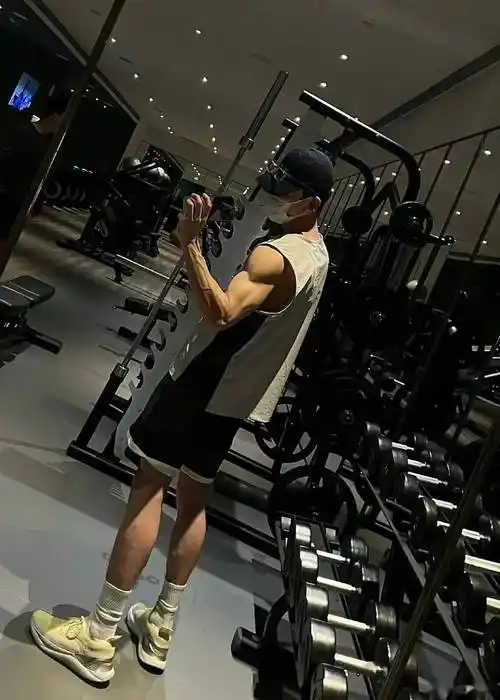 获取同款前趴or背靠湿发掩嘴深夜泳池里的帅哥耍水氛围感好强居家日常