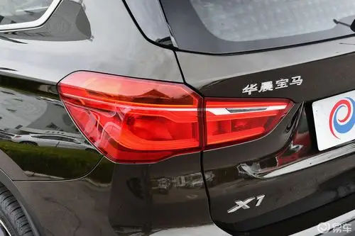 【宝马x12018款sdrive18li 尊享版尾灯侧45度俯拍汽车图片-汽车图片