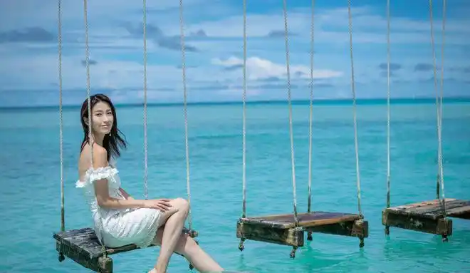 而tvb当家花旦姚子羚,分别晒出了身穿泳装,吊带衫,连衣裙等不同衣服的