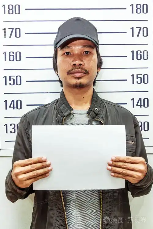 男子手持一张白纸
