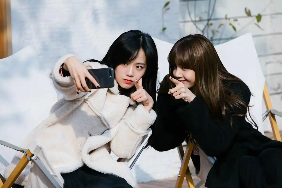 金智秀金智妮朴彩英lisa日常生活照上线【组图】--韩国频道--人民网