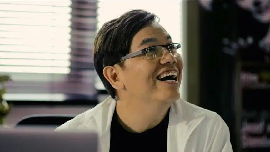 田启文的表情挺幽默的,那个模仿秀还真像个样