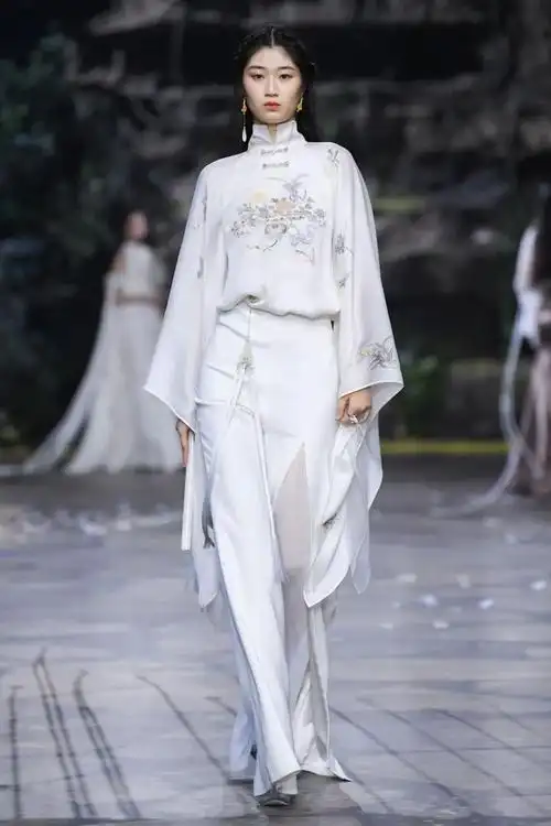 设计师熊英擅长将缂丝,苏绣,羽绘等诸多东方非遗工艺全情诠释于各季