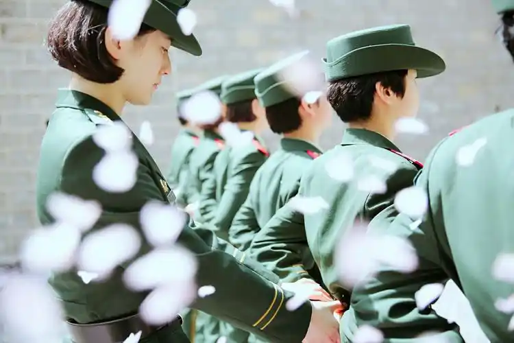 她们,就是武警山东总队通信站的女兵们.