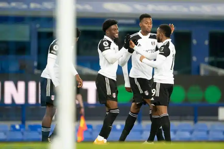 2月14日,富勒姆队球员马亚(右三)在进球后与队友庆祝.