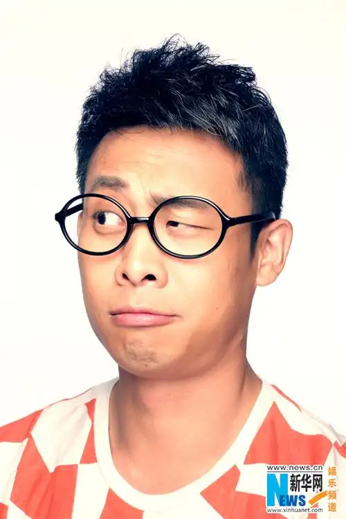 张译曝呆萌时尚大片 黑框眼镜剪刀手瞪眼撇嘴