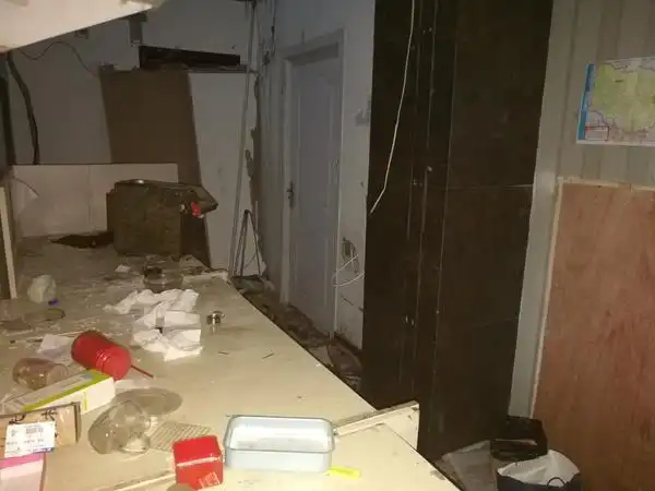 济源一网吧楼梯拐角旁吊顶突坍塌,一人受伤