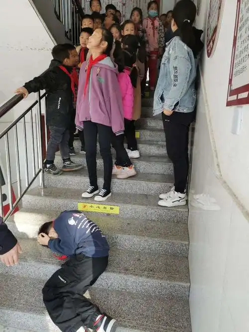 防踩踏 踩 —— 徐州市荆山小学防踩踏演练活动