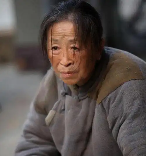 幼小的身躯,佝偻着后背,在影视剧中有这样的一位母亲,脸上写满了沧桑