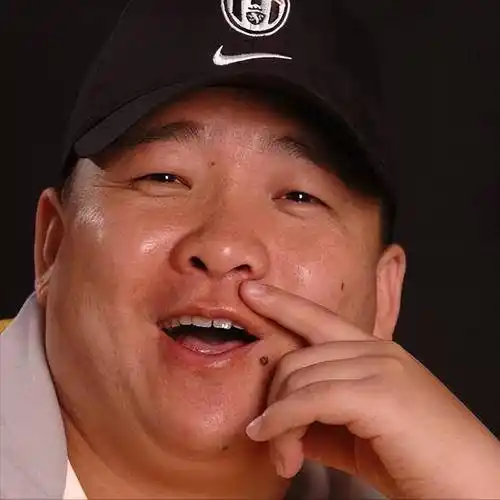 自此之后,孙小宝才算正式成为了二人转演员,跟着师傅到处演出.