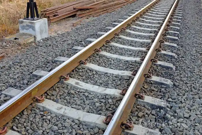 钢支撑导轨与混凝土轨枕,布满了碎石