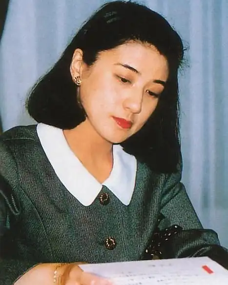 以前搜过雅子妃年轻的照片,年轻时意气风发,眼神里都是笑意,被王室