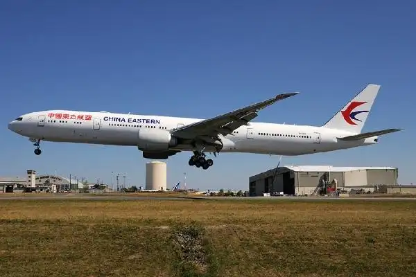 图1:东航最新旗舰机型波音777-300er换上最新涂装后飞回波音工厂.