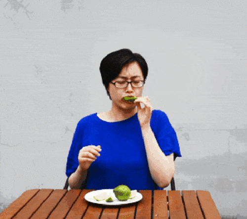 人肉感受生吃柠檬 是一种 怎样的酸爽体(biao)验(qing) 如果你正在