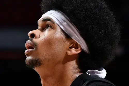 周一,布鲁克林篮网队三年级中锋贾勒特·艾伦(jarrett allen)被授予