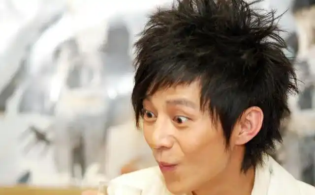 近日,有网友在路边"偶遇"一尊塑像,发现跟何炅有几